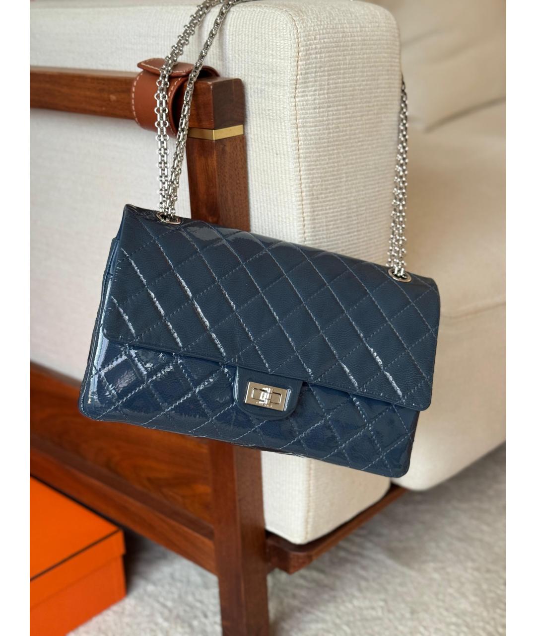 CHANEL Синяя сумка через плечо из лакированной кожи, фото 2