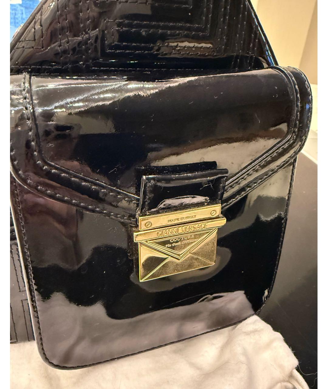 VERSACE Черная сумка с короткими ручками из лакированной кожи, фото 5