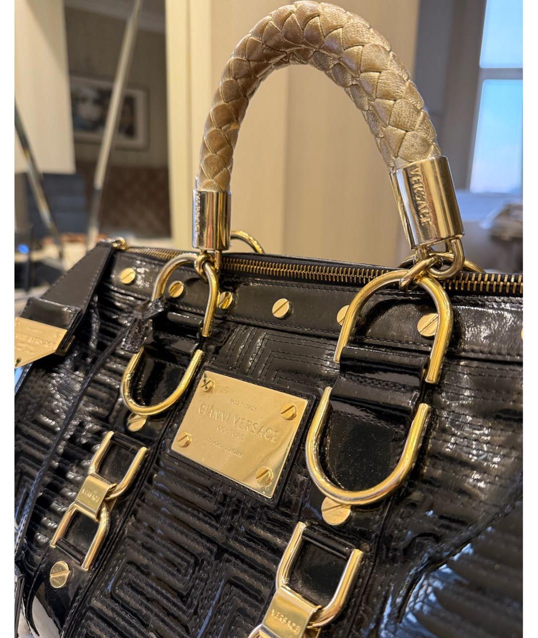 VERSACE Черная сумка с короткими ручками из лакированной кожи, фото 6