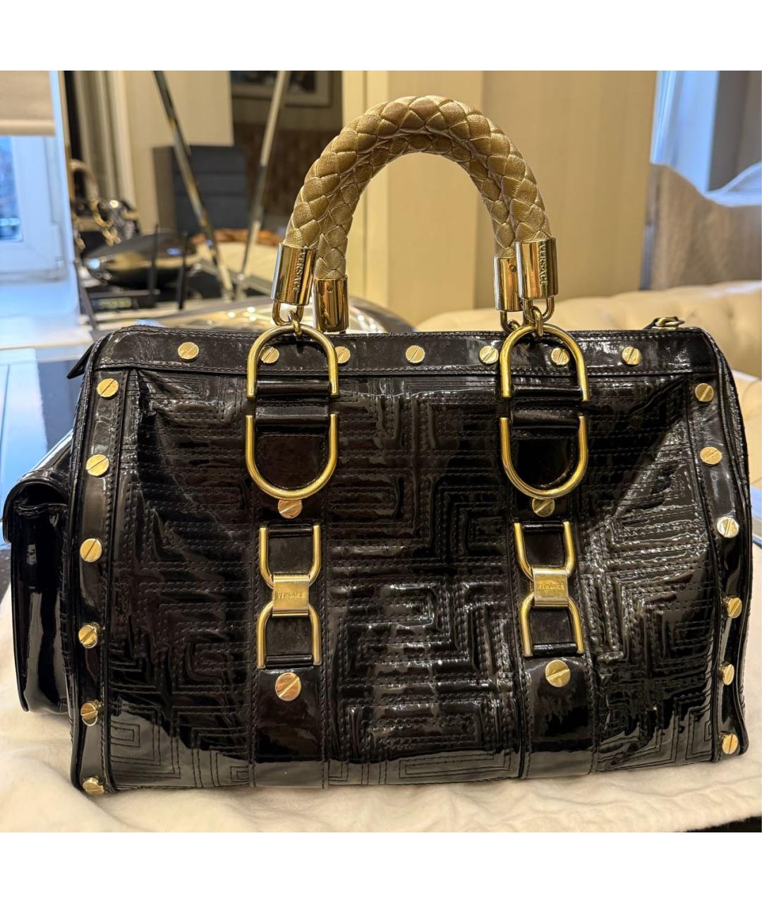 VERSACE Черная сумка с короткими ручками из лакированной кожи, фото 3