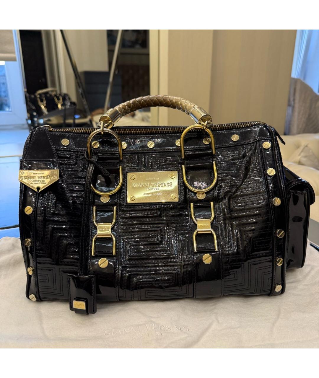VERSACE Черная сумка с короткими ручками из лакированной кожи, фото 9