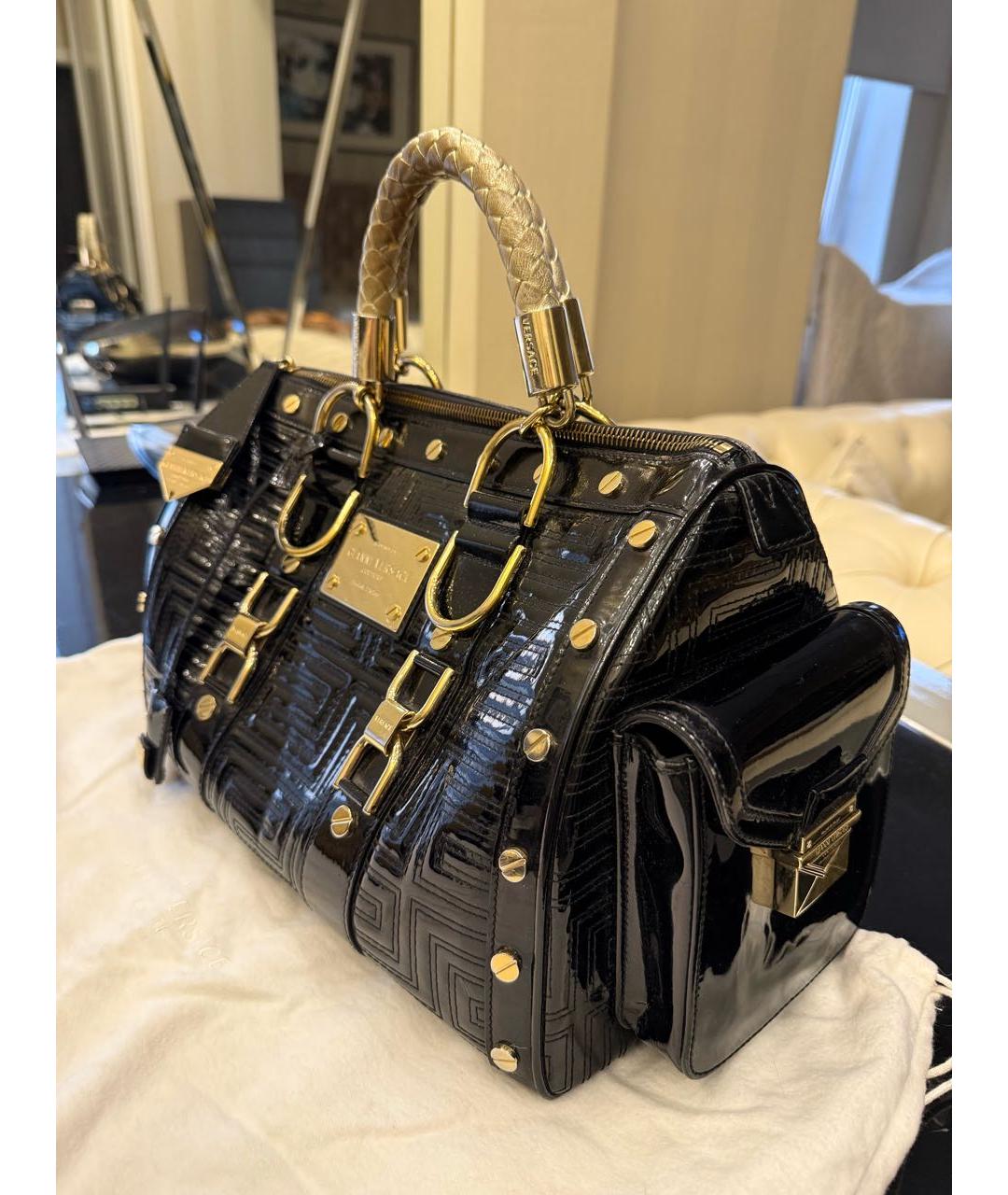 VERSACE Черная сумка с короткими ручками из лакированной кожи, фото 2