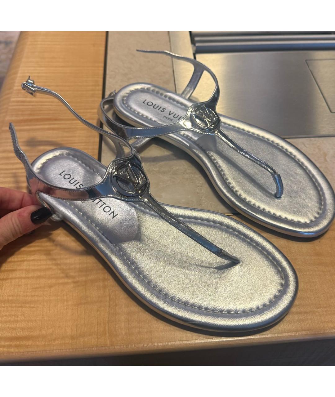 LOUIS VUITTON Серебряные кожаные сандалии, фото 4
