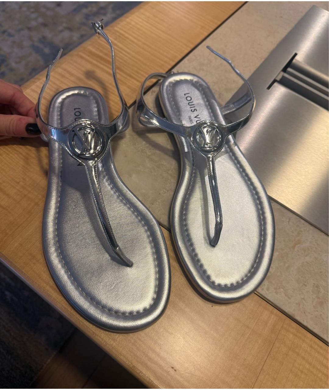 LOUIS VUITTON Серебряные кожаные сандалии, фото 3