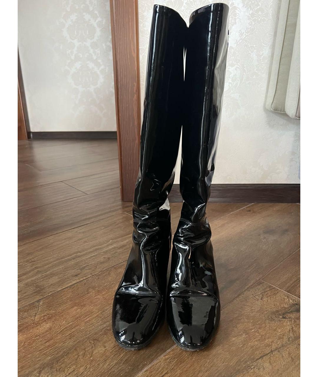 CHANEL Черные сапоги из лакированной кожи, фото 2