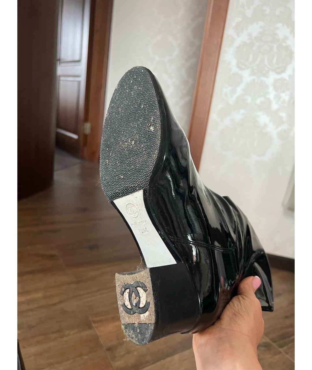 CHANEL Черные сапоги из лакированной кожи, фото 4