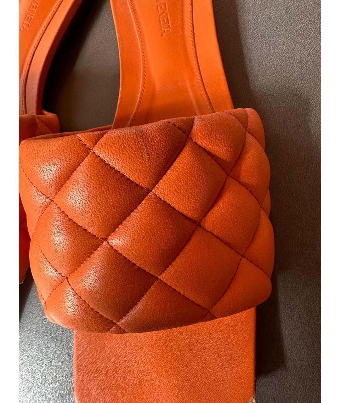BOTTEGA VENETA Оранжевое кожаные шлепанцы, фото 8