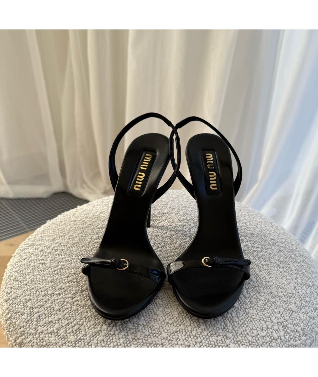 MIU MIU Черные босоножки из лакированной кожи, фото 2