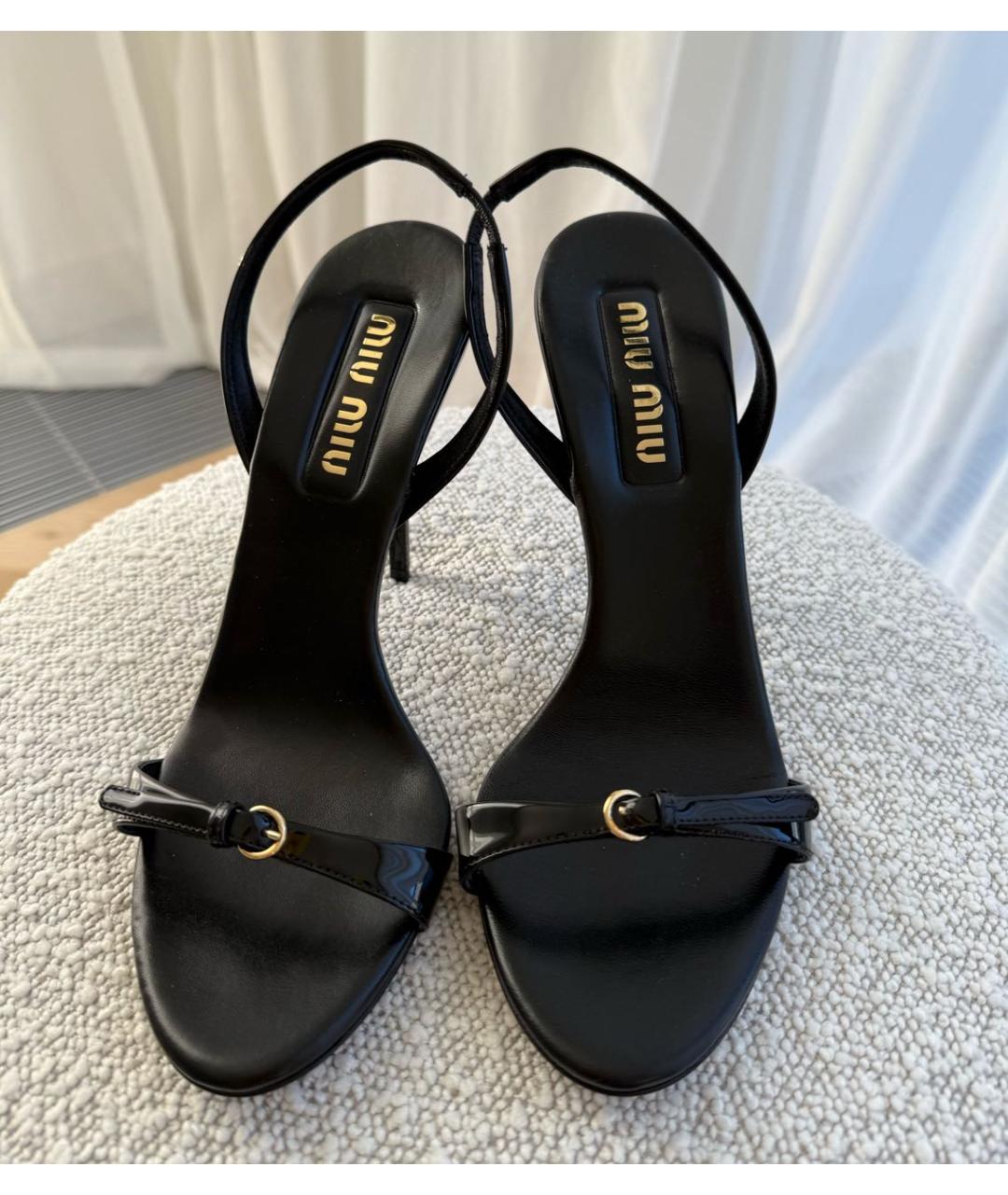 MIU MIU Черные босоножки из лакированной кожи, фото 4