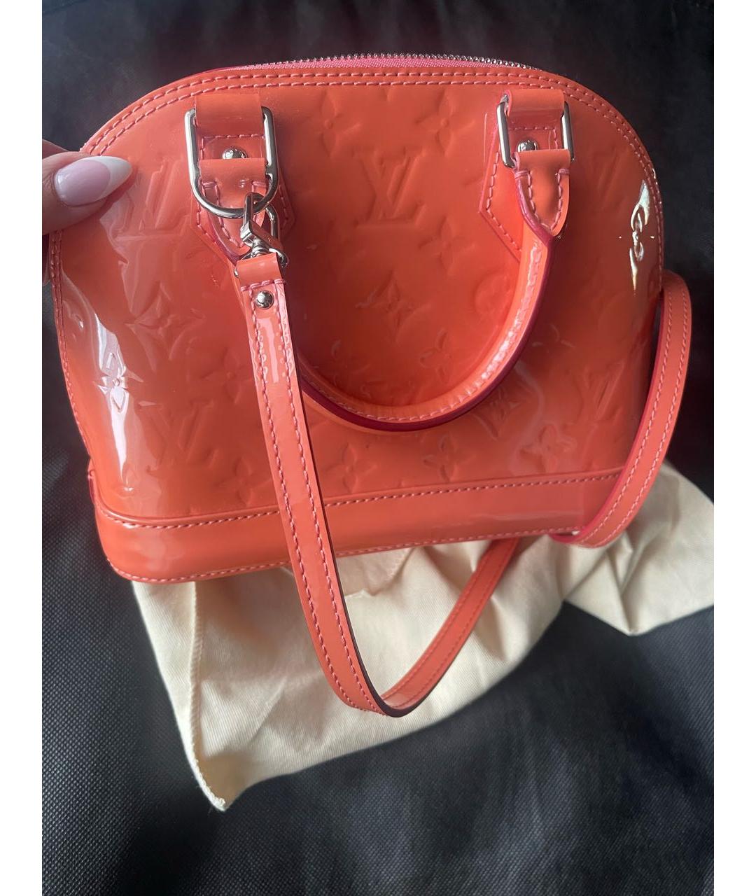 LOUIS VUITTON Коралловая сумка с короткими ручками из лакированной кожи, фото 3