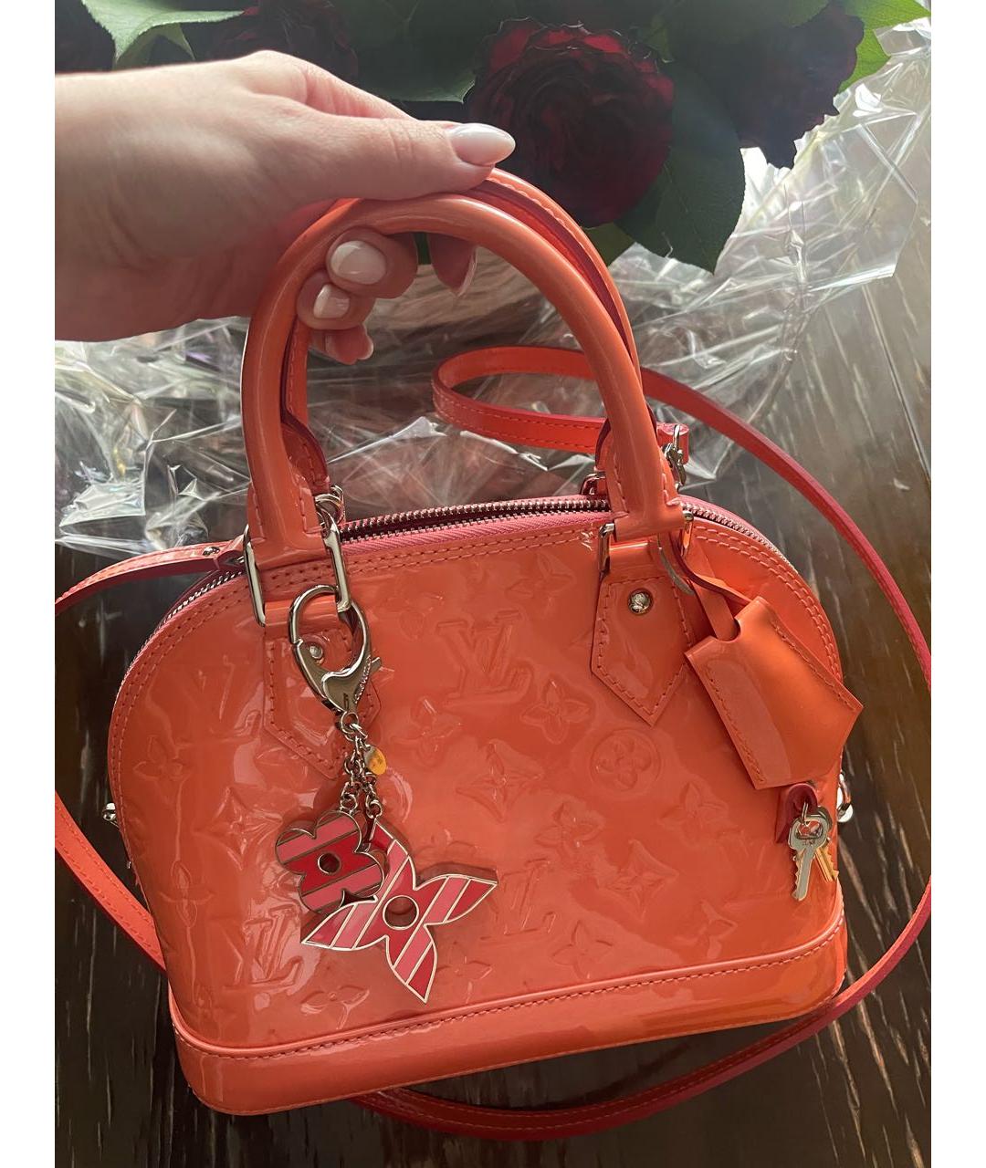 LOUIS VUITTON Коралловая сумка с короткими ручками из лакированной кожи, фото 9