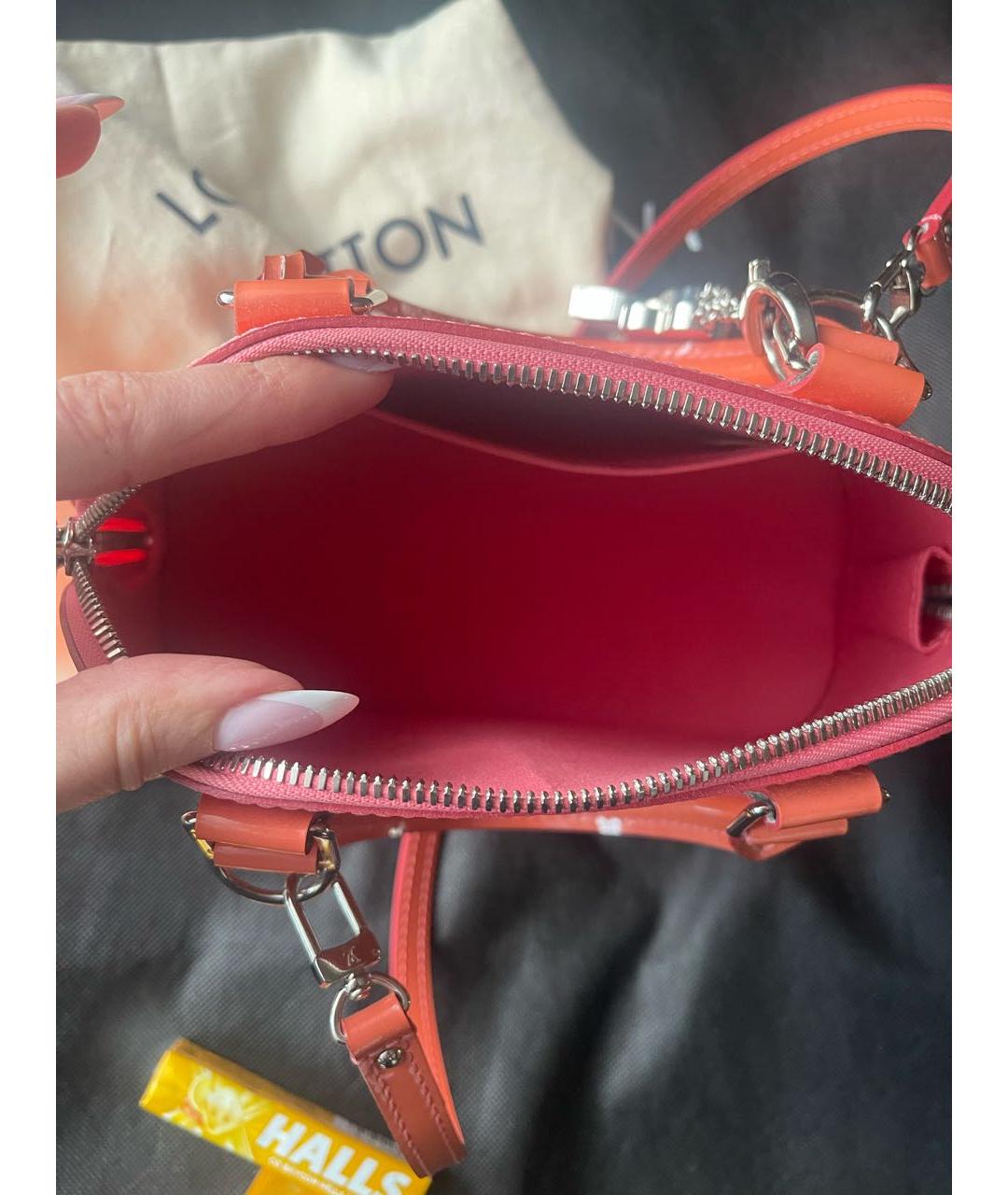 LOUIS VUITTON Коралловая сумка с короткими ручками из лакированной кожи, фото 5