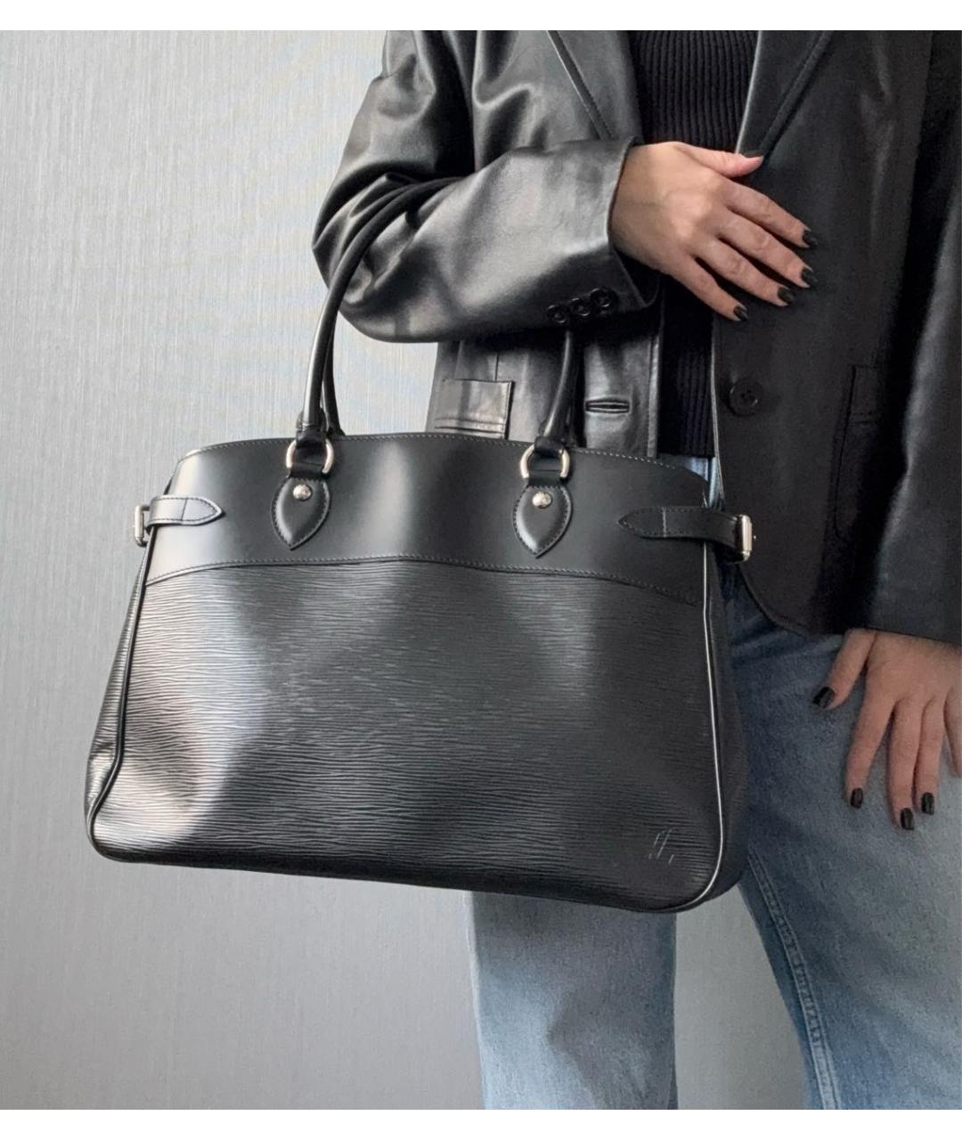 LOUIS VUITTON Черная кожаная сумка с короткими ручками, фото 5