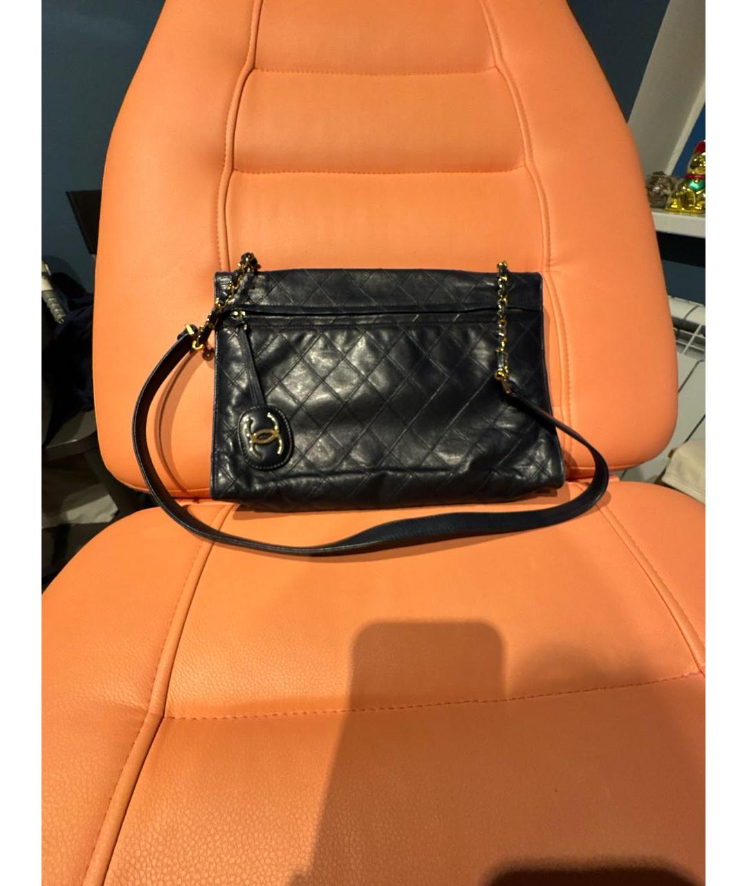 CHANEL Темно-синяя кожаная сумка через плечо, фото 3