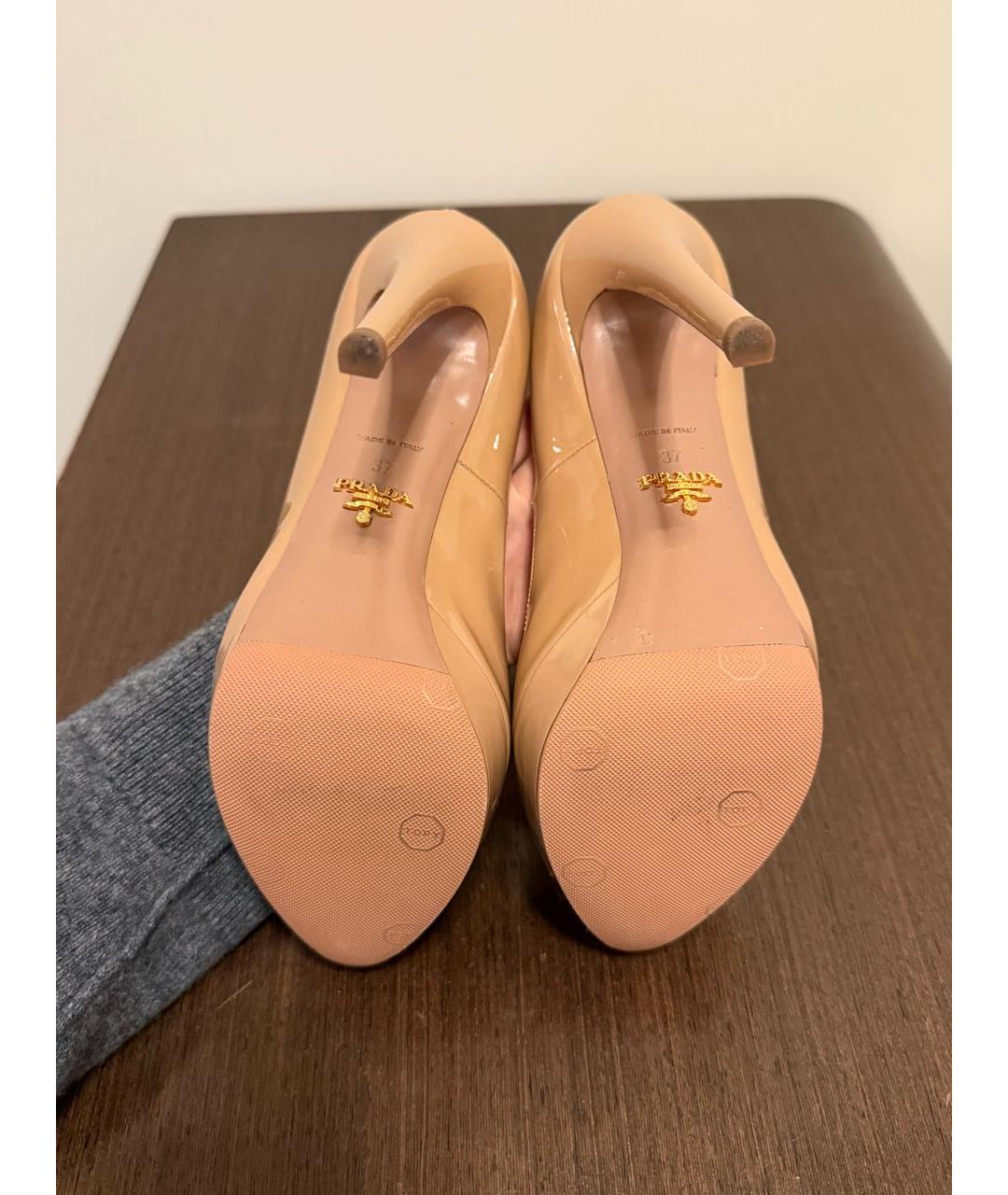 PRADA Бежевые туфли из лакированной кожи, фото 7