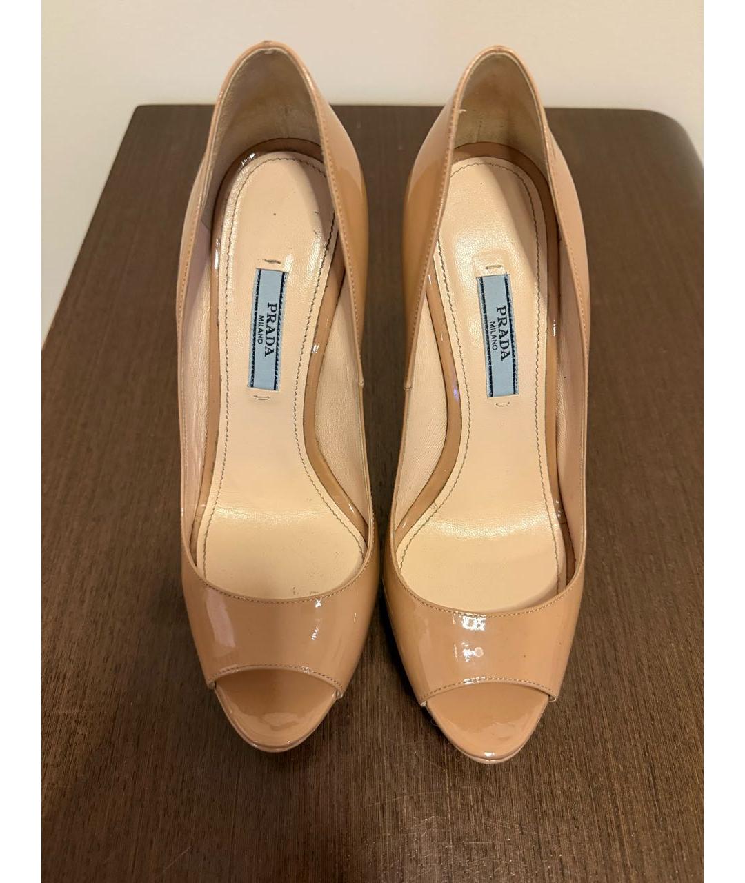 PRADA Бежевые туфли из лакированной кожи, фото 3