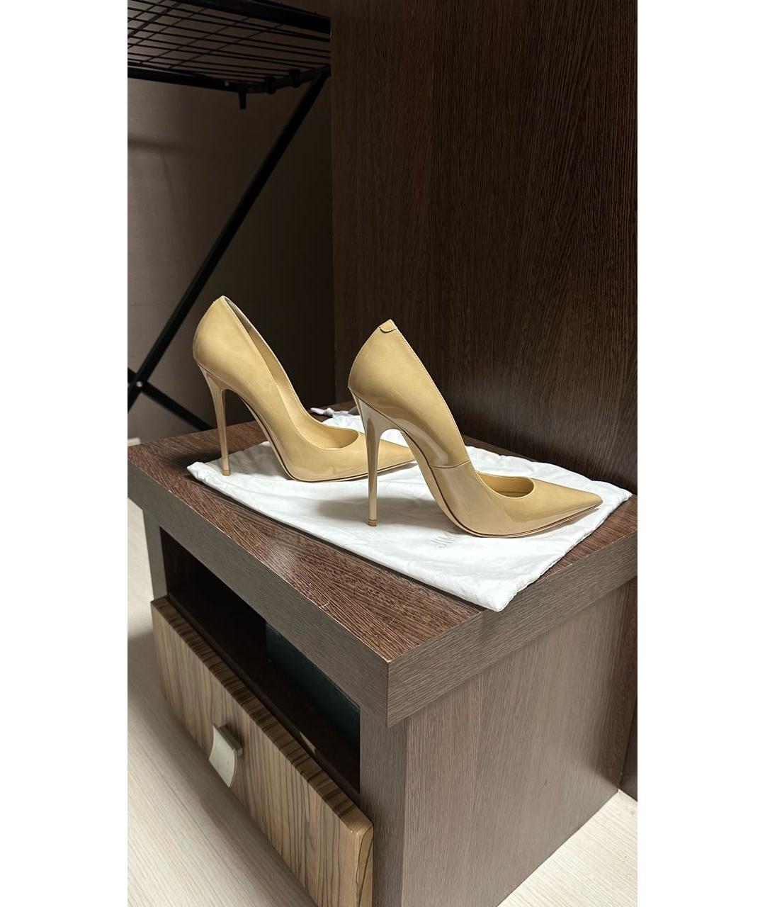 JIMMY CHOO Бежевые туфли из лакированной кожи, фото 3