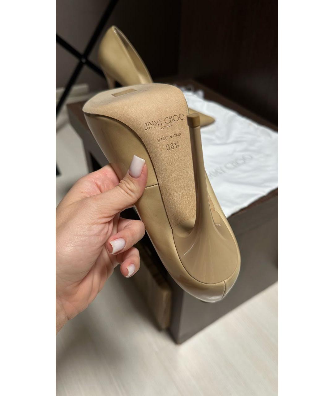 JIMMY CHOO Бежевые туфли из лакированной кожи, фото 5