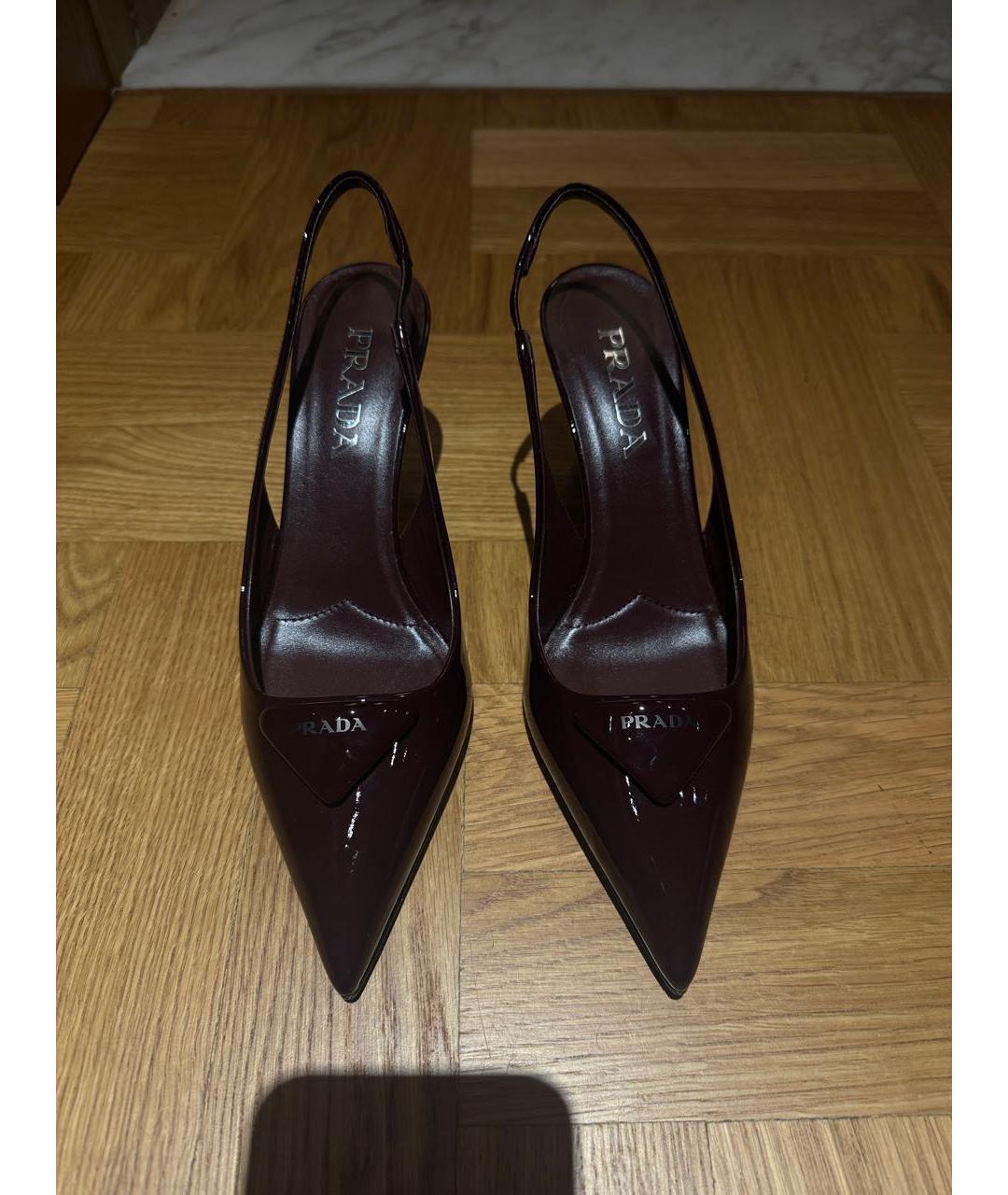 PRADA Бордовые лодочки на низком каблуке из лакированной кожи, фото 2