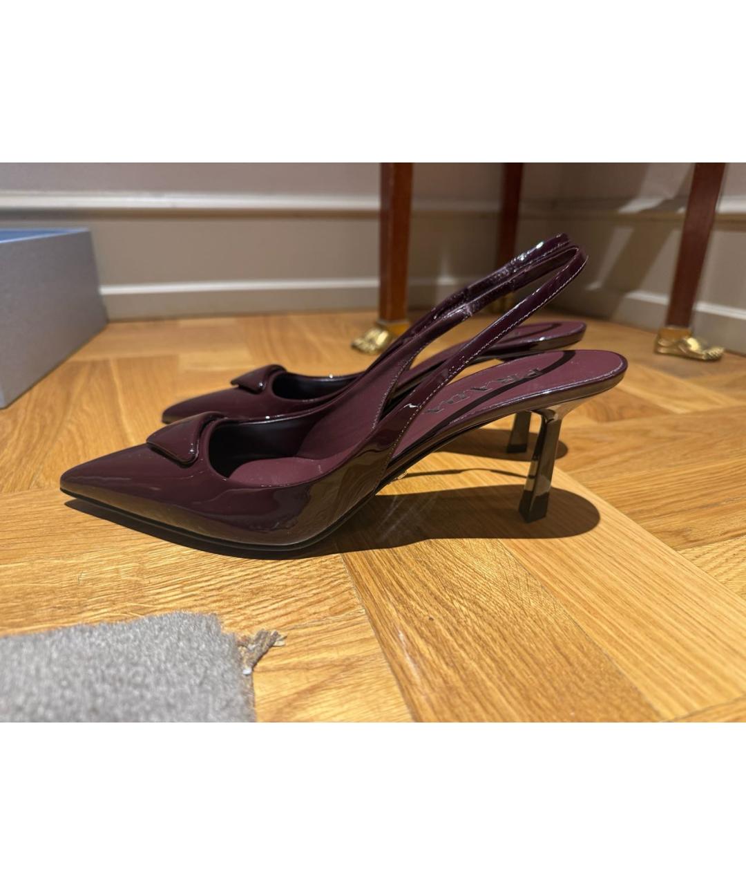 PRADA Бордовые лодочки на низком каблуке из лакированной кожи, фото 4