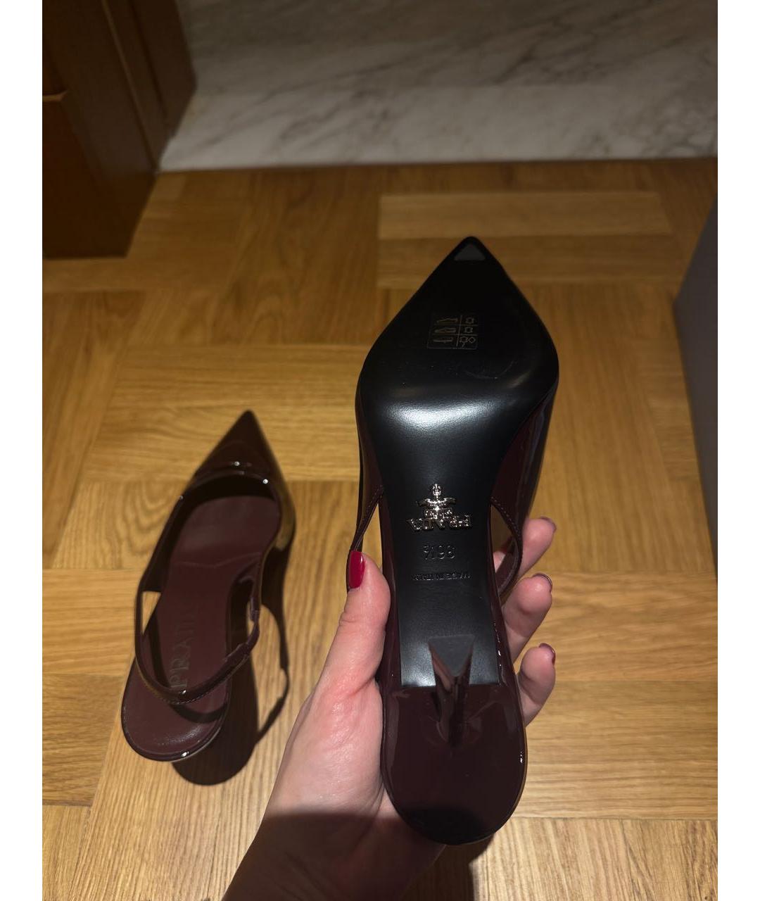 PRADA Бордовые лодочки на низком каблуке из лакированной кожи, фото 3