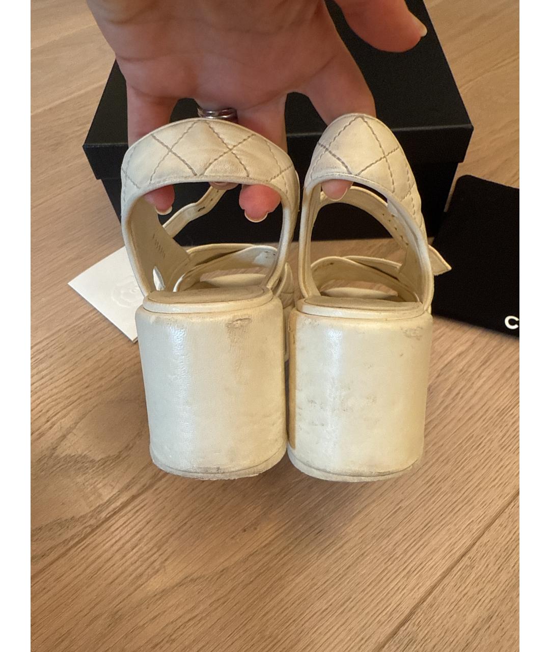 CHANEL Бежевые кожаные босоножки, фото 3