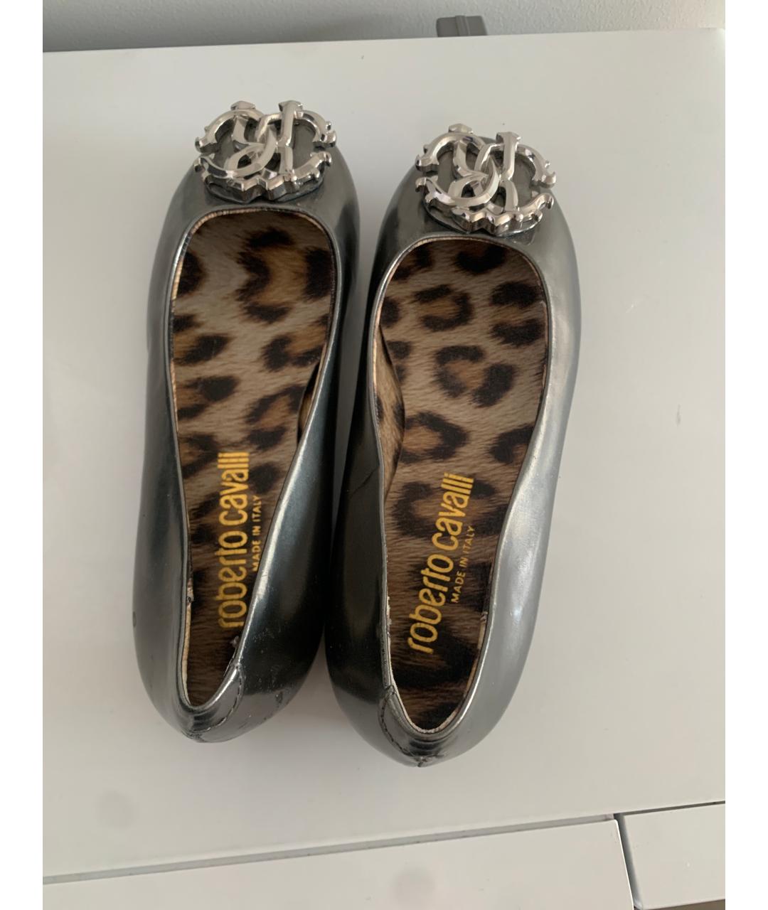 ROBERTO CAVALLI Серые балетки из лакированной кожи, фото 3