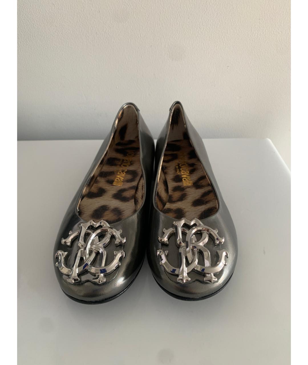 ROBERTO CAVALLI Серые балетки из лакированной кожи, фото 2