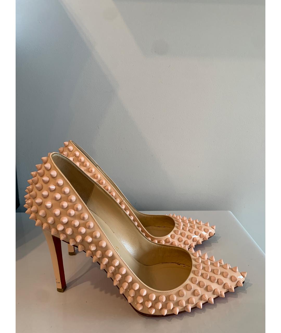 CHRISTIAN LOUBOUTIN Бежевые туфли из лакированной кожи, фото 6