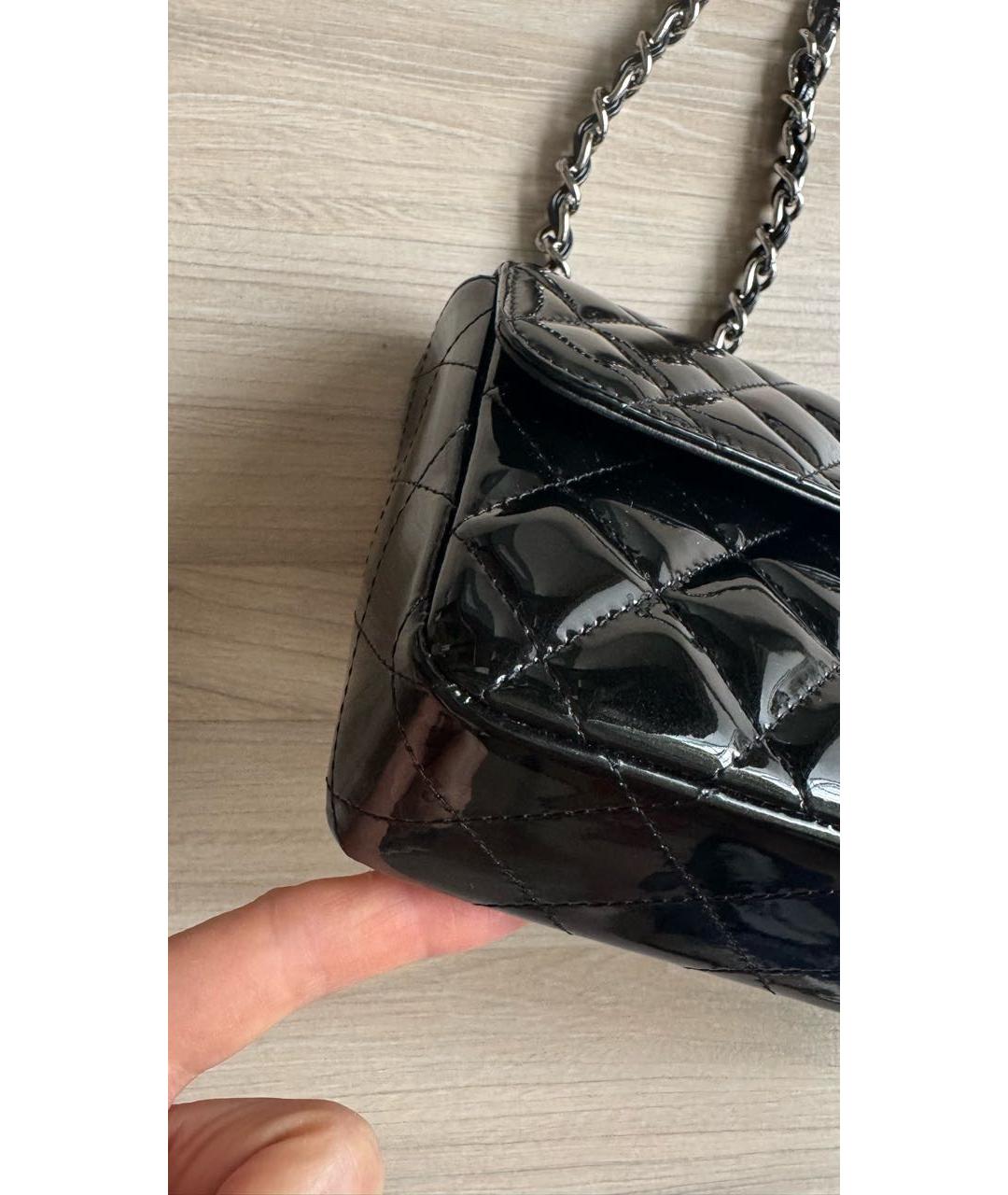 CHANEL Черная сумка через плечо из лакированной кожи, фото 4