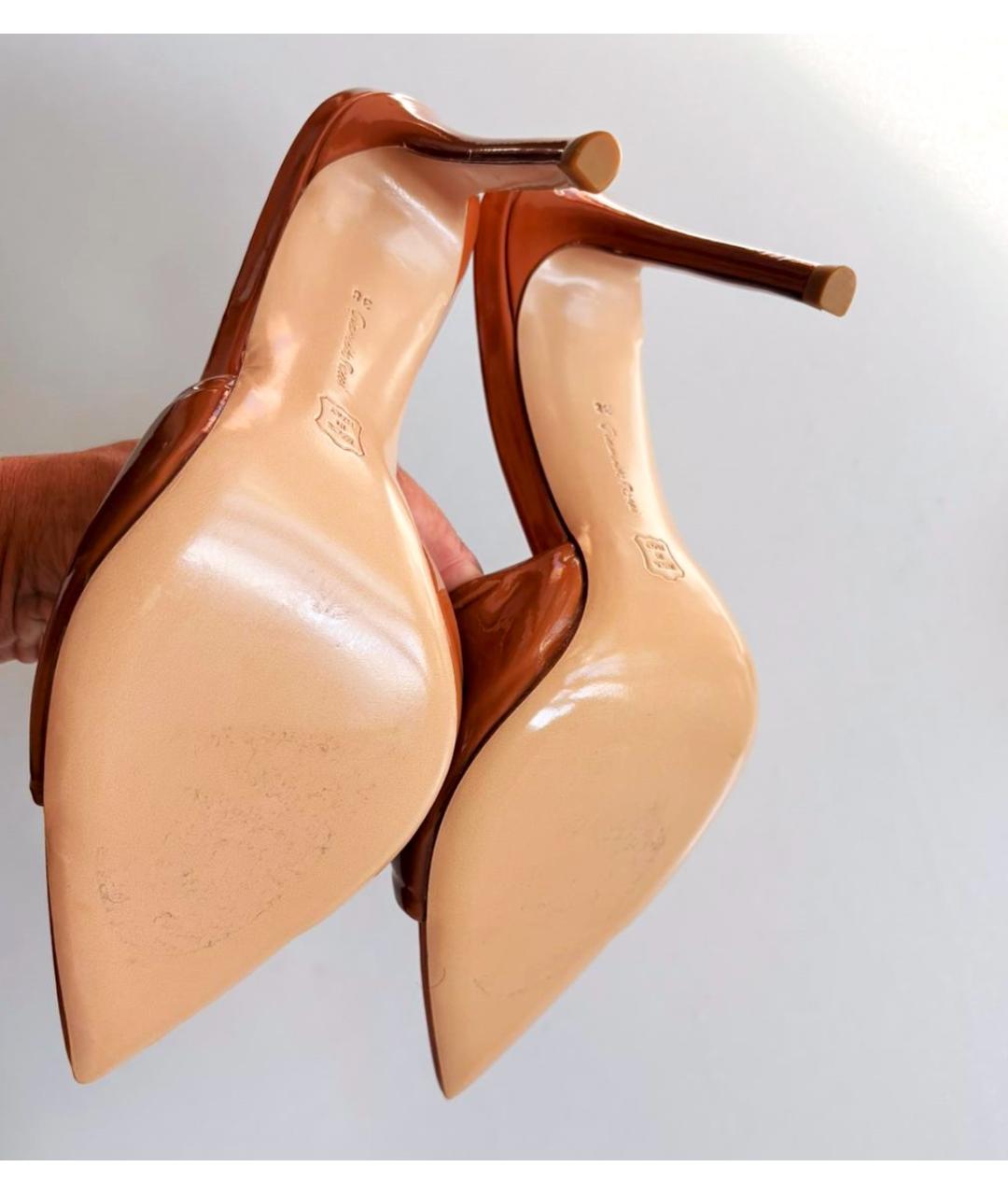 GIANVITO ROSSI Коричневые сабо из лакированной кожи, фото 5
