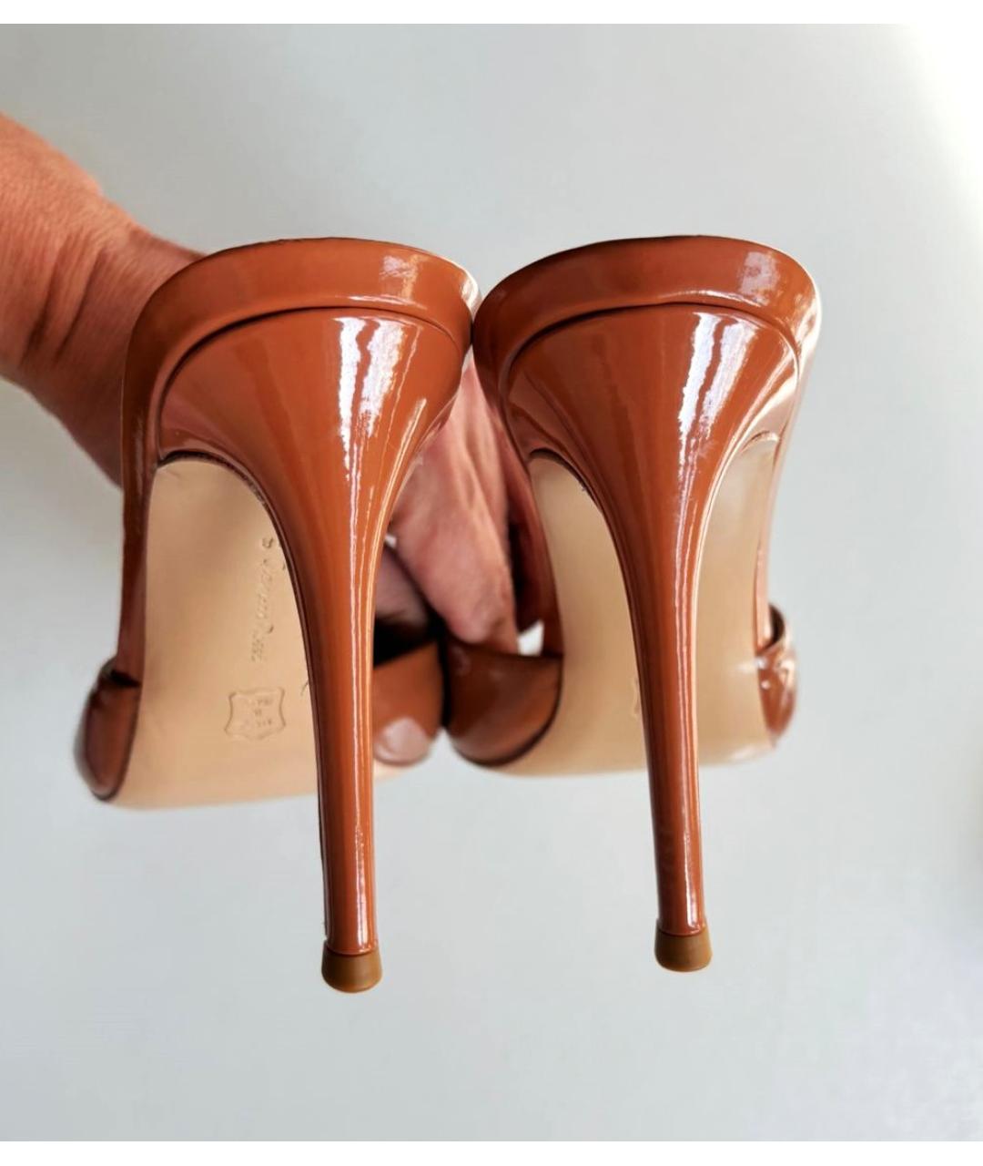 GIANVITO ROSSI Коричневые сабо из лакированной кожи, фото 3