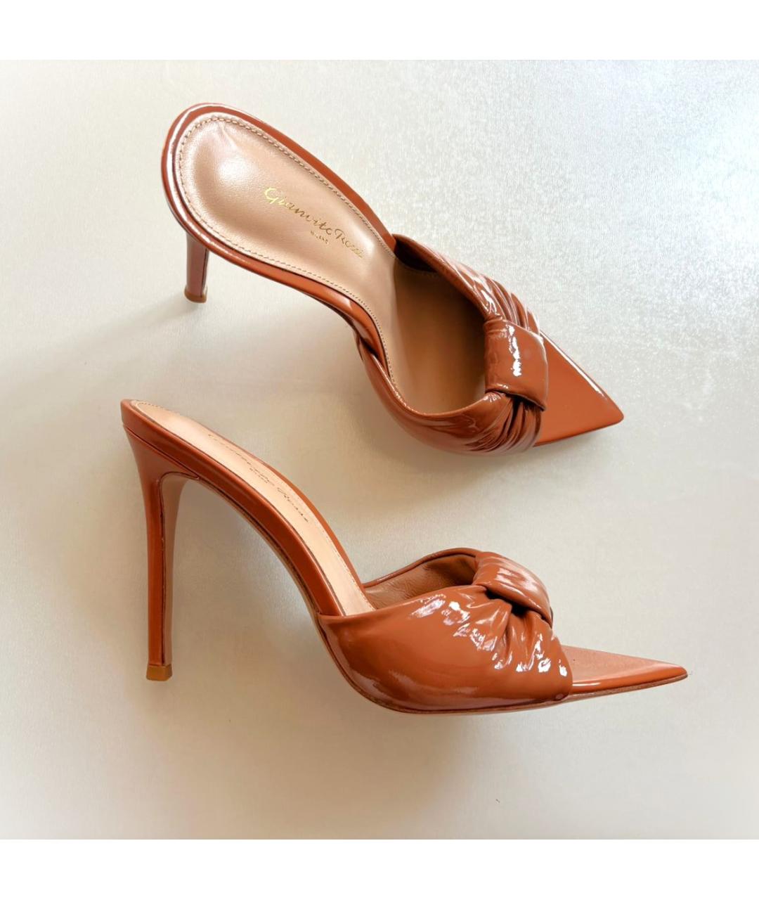 GIANVITO ROSSI Коричневые сабо из лакированной кожи, фото 10