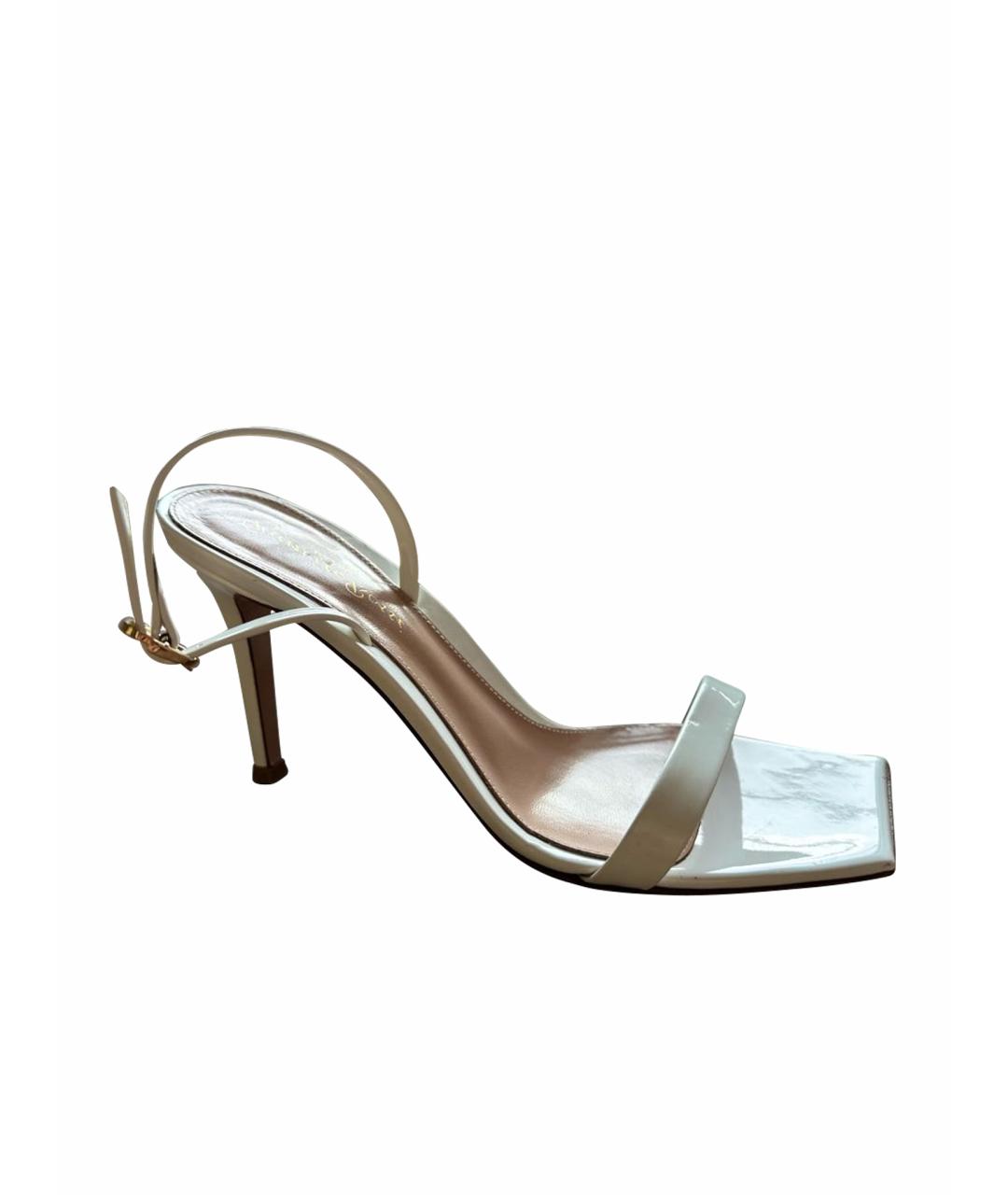 GIANVITO ROSSI Белые босоножки из лакированной кожи, фото 1