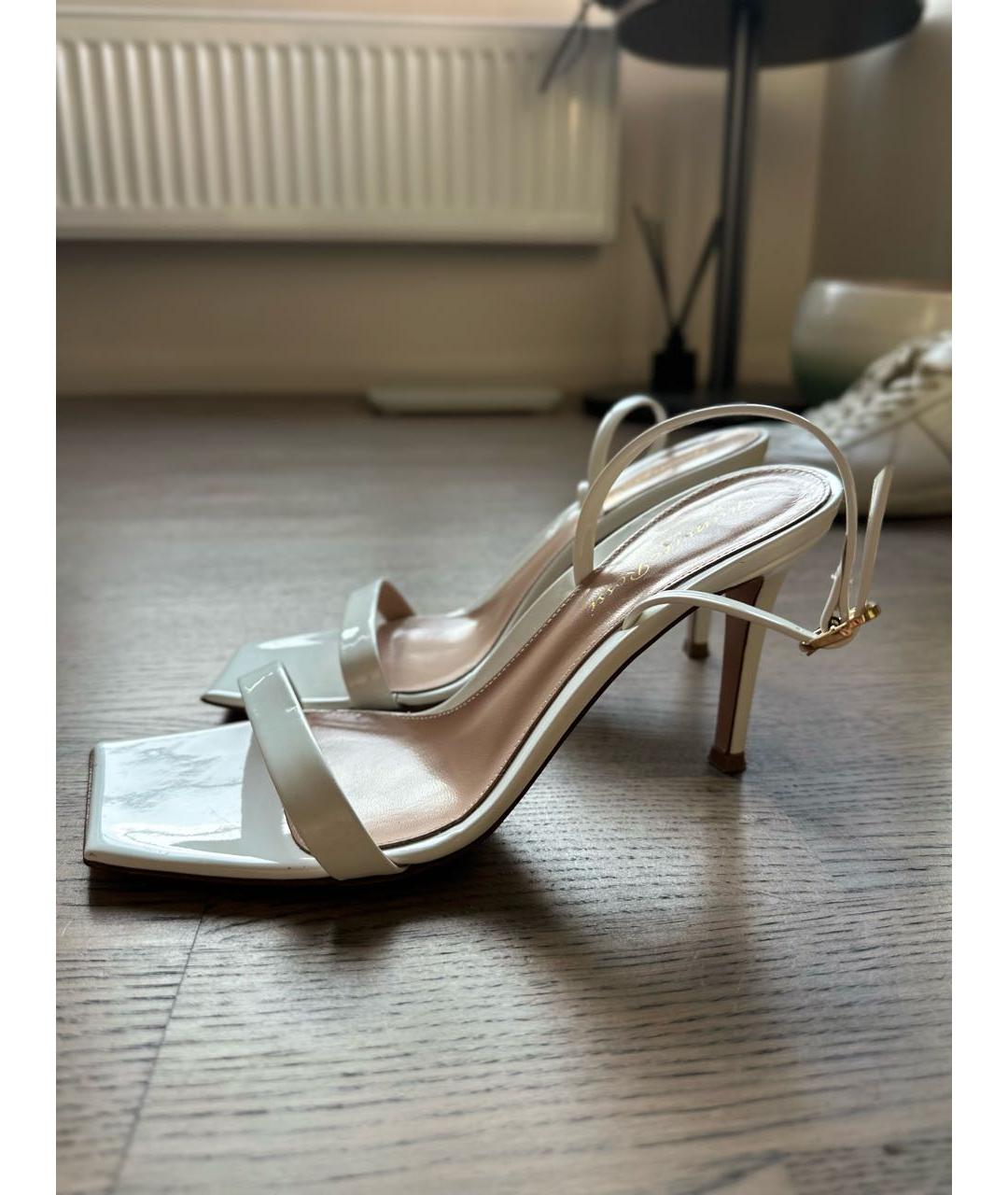 GIANVITO ROSSI Белые босоножки из лакированной кожи, фото 6