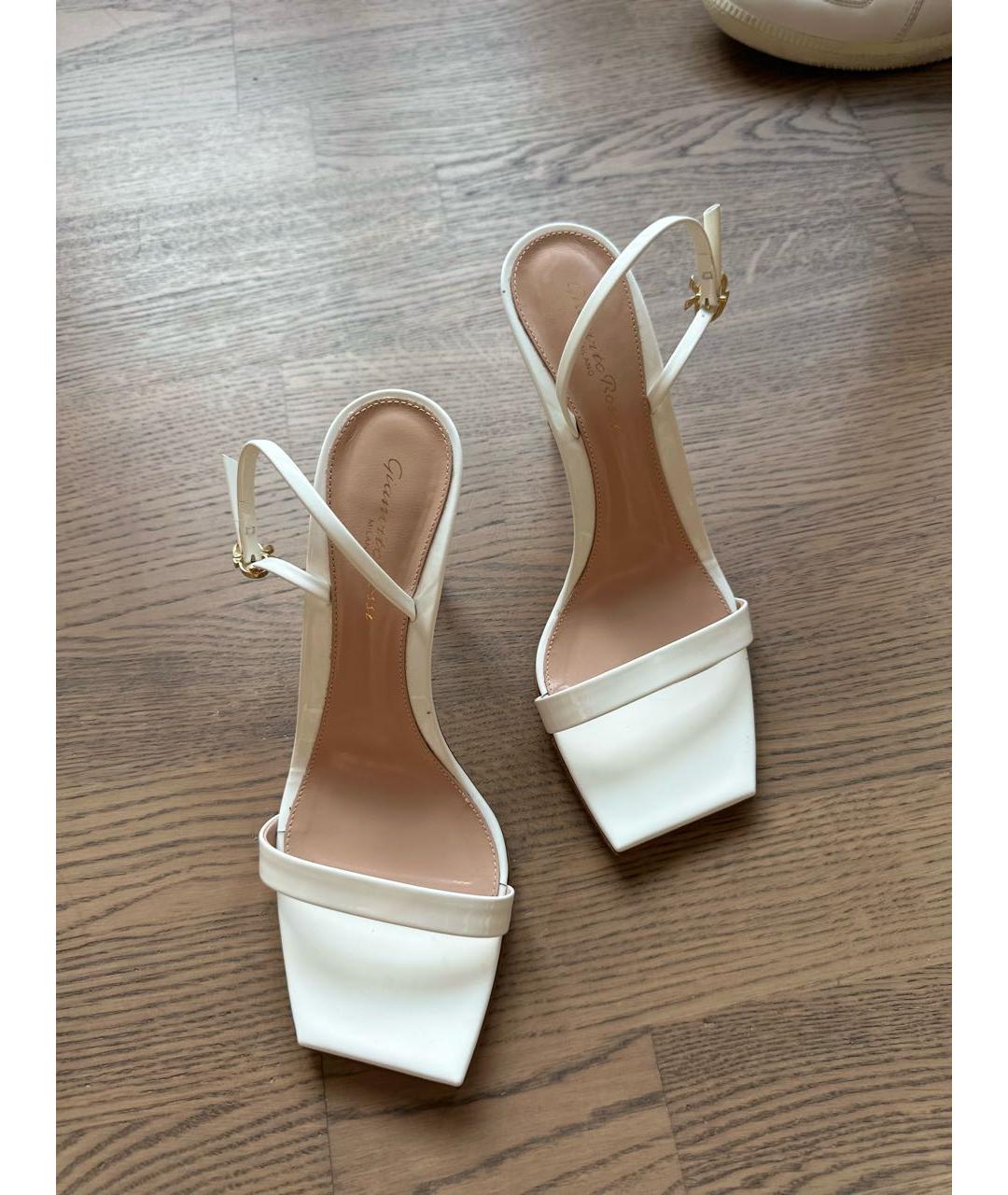 GIANVITO ROSSI Белые босоножки из лакированной кожи, фото 2