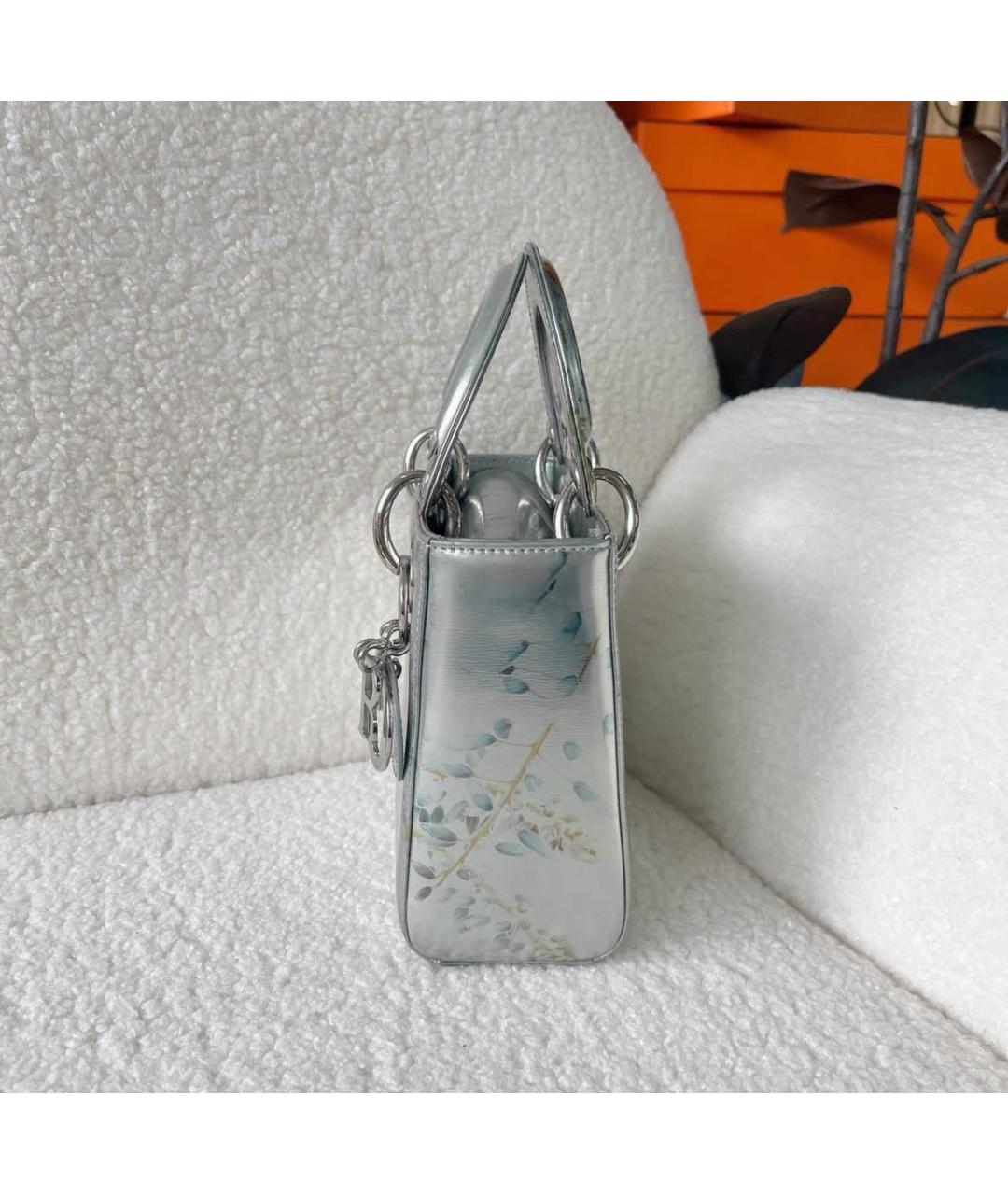 CHRISTIAN DIOR Серебряная сумка с короткими ручками из лакированной кожи, фото 4