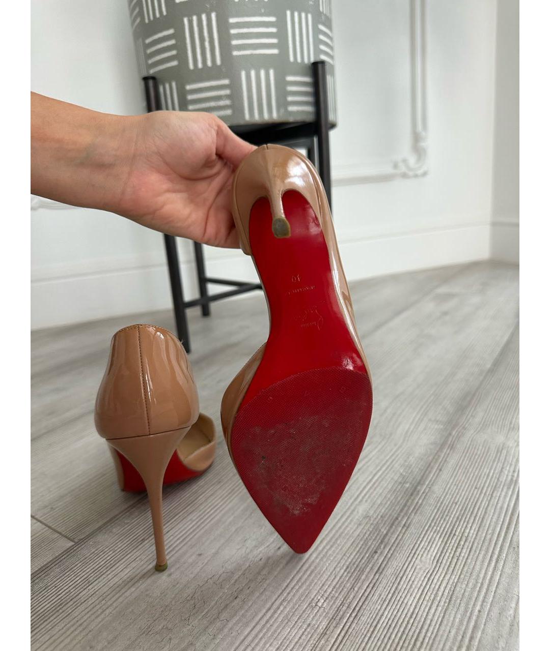 CHRISTIAN LOUBOUTIN Бежевые туфли из лакированной кожи, фото 6