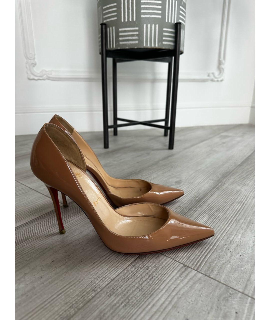 CHRISTIAN LOUBOUTIN Бежевые туфли из лакированной кожи, фото 9