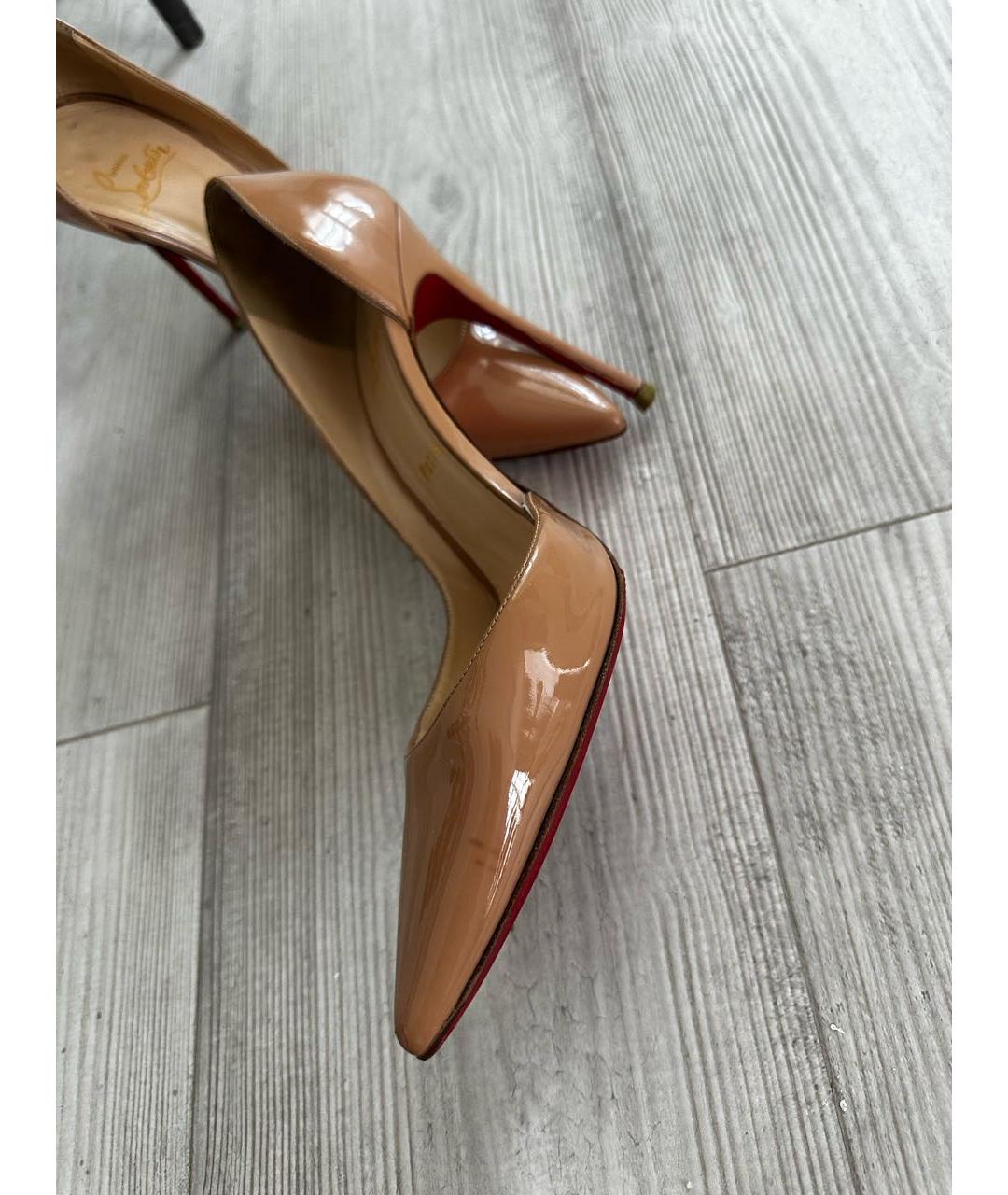 CHRISTIAN LOUBOUTIN Бежевые туфли из лакированной кожи, фото 8