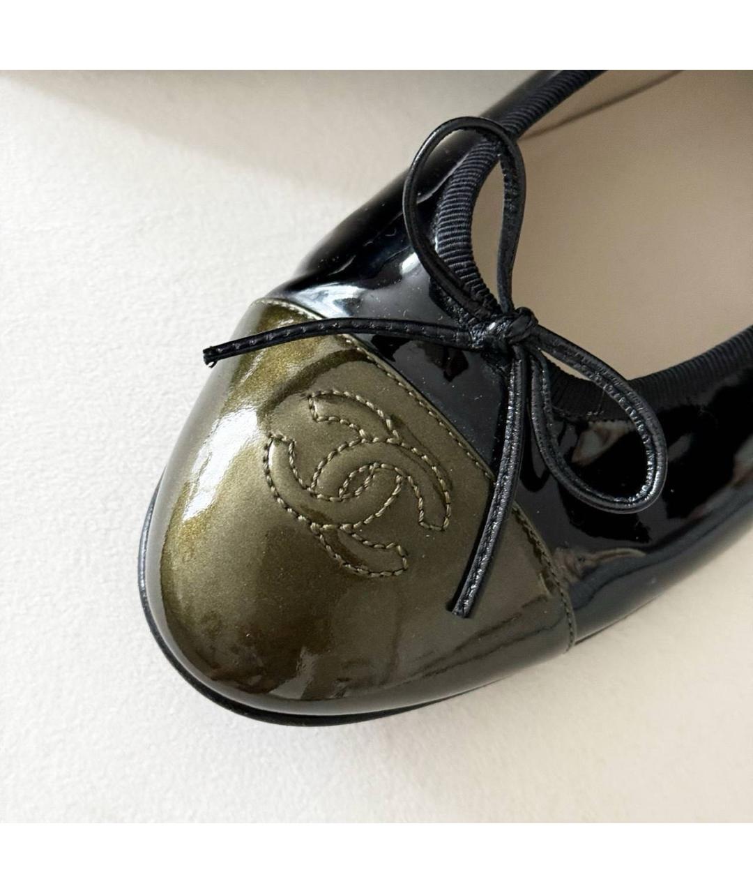 CHANEL Черные балетки из лакированной кожи, фото 4