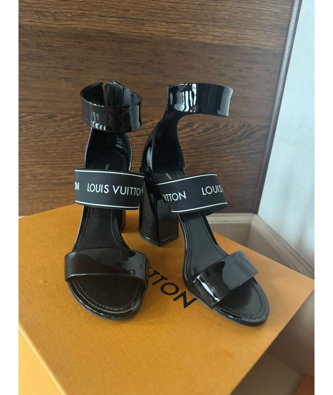 LOUIS VUITTON Черные босоножки из лакированной кожи, фото 3