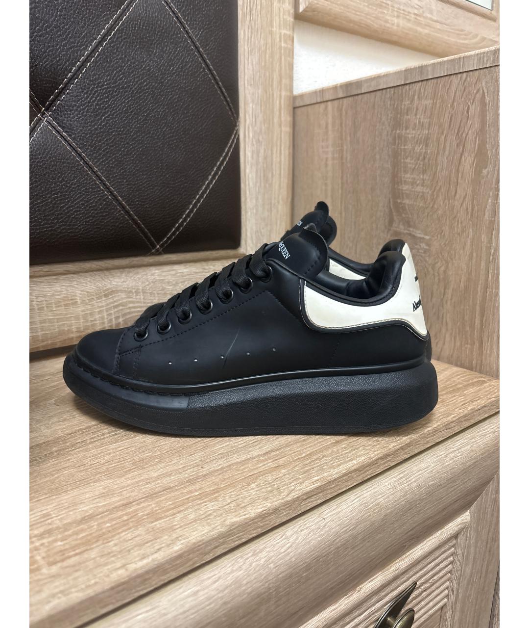 ALEXANDER MCQUEEN Черные низкие кроссовки / кеды из искусственной кожи, фото 6