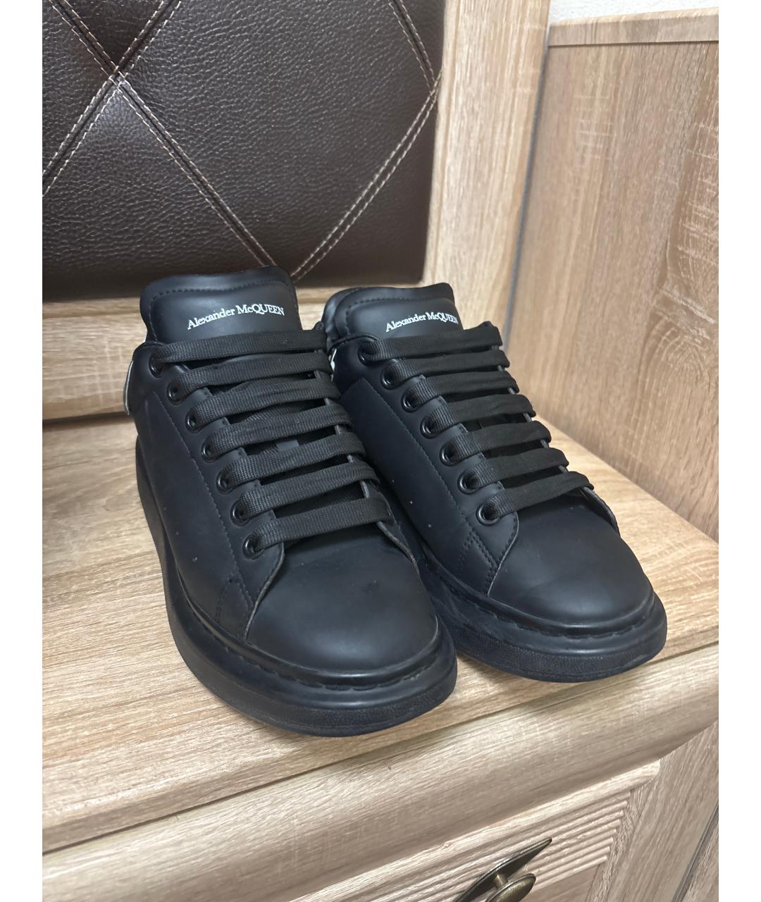ALEXANDER MCQUEEN Черные низкие кроссовки / кеды из искусственной кожи, фото 2