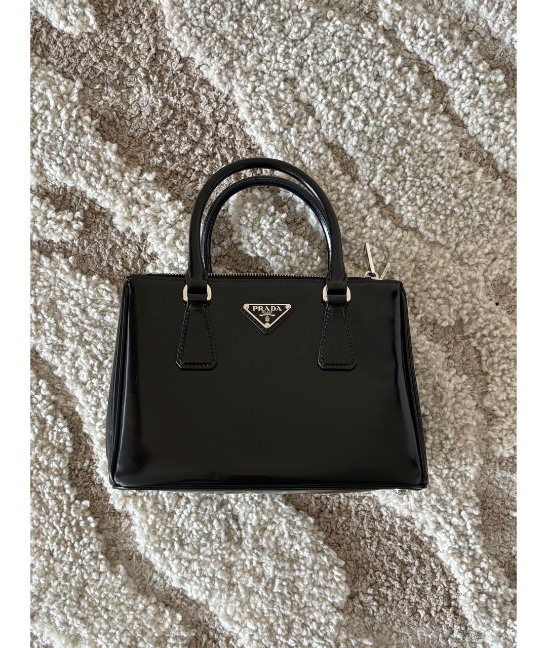 PRADA Черная сумка тоут из лакированной кожи, фото 9