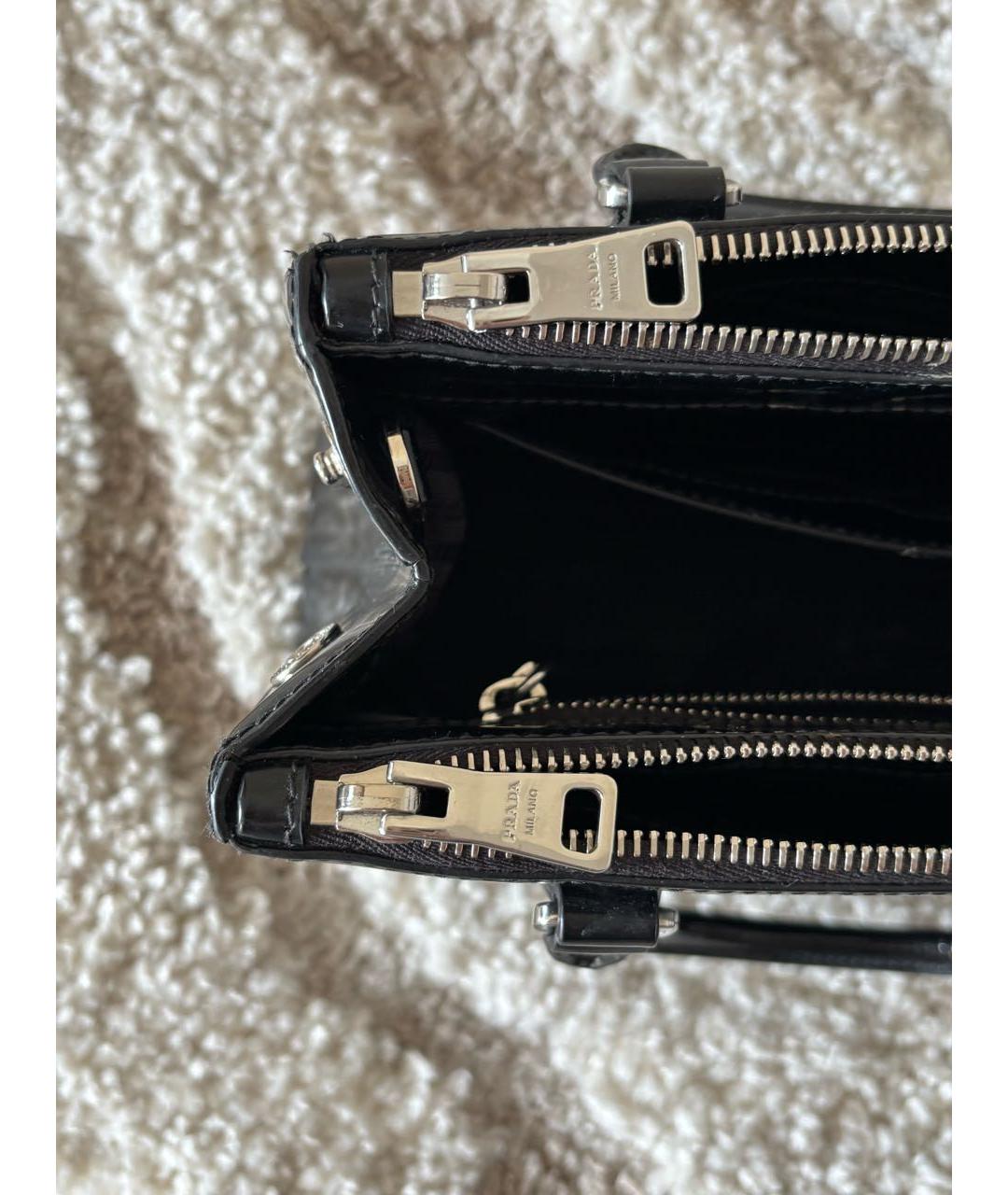 PRADA Черная сумка тоут из лакированной кожи, фото 5
