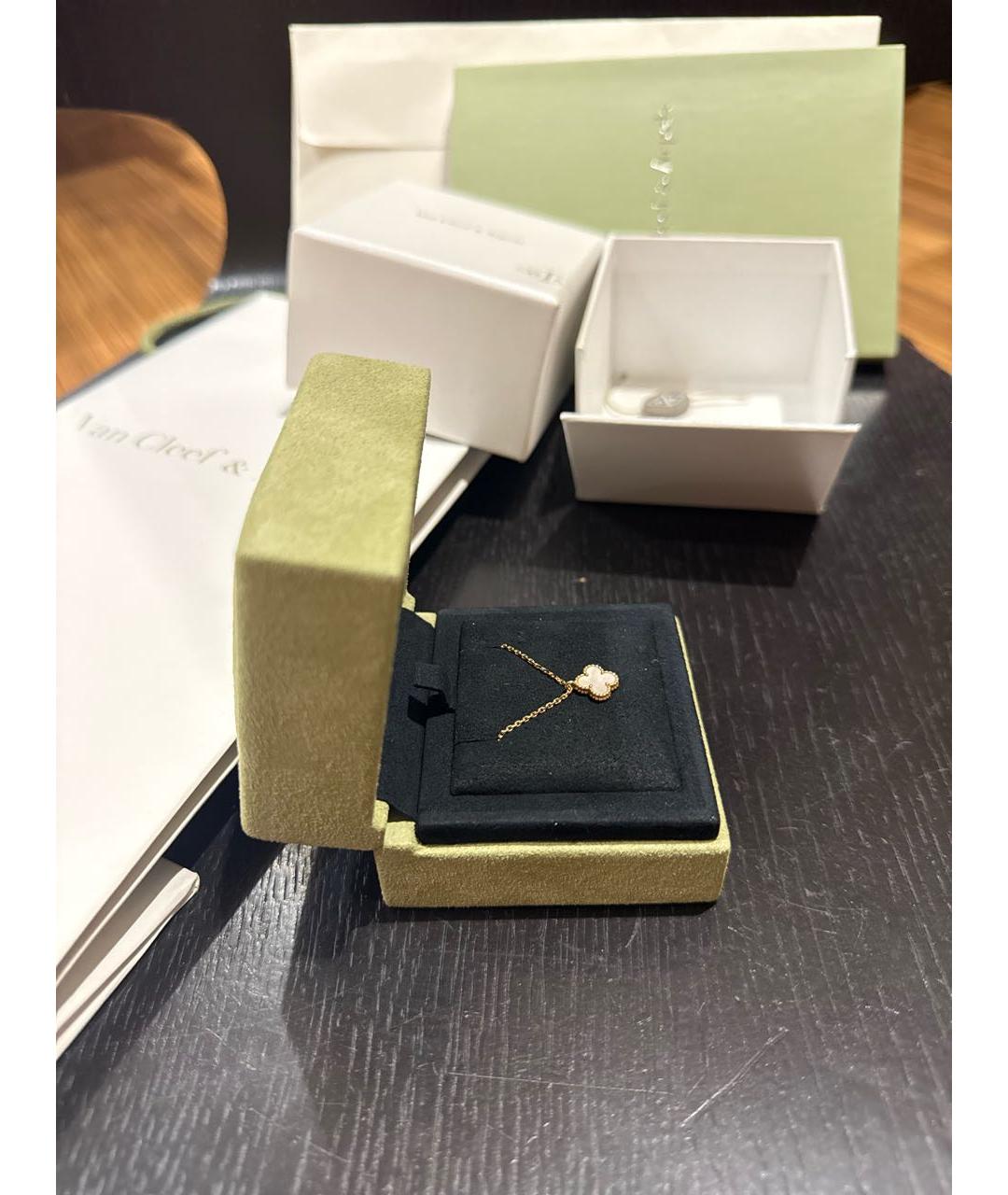 VAN CLEEF & ARPELS Белая подвеска из желтого золота, фото 4