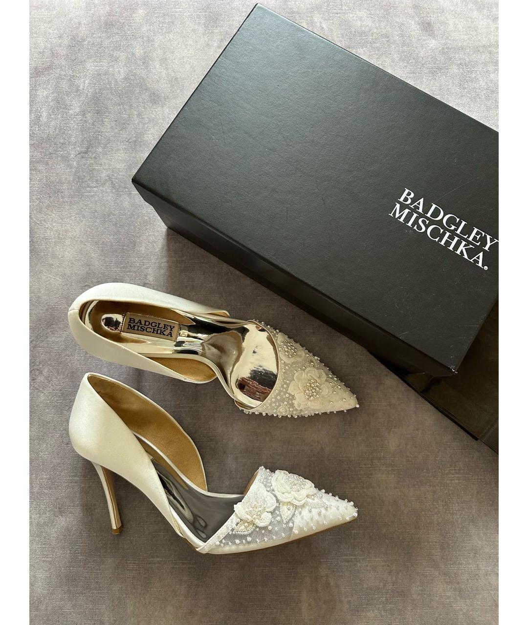 BADGLEY MISCHKA Белые текстильные свадебные туфли на среднем каблуке, фото 3