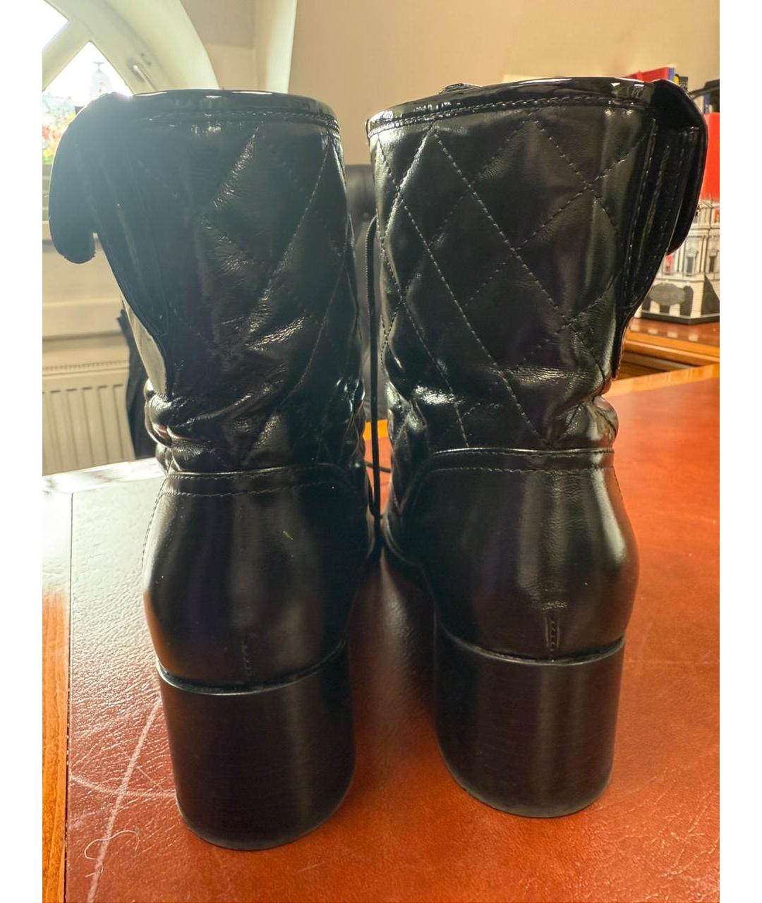 CHANEL Черные ботинки из лакированной кожи, фото 3