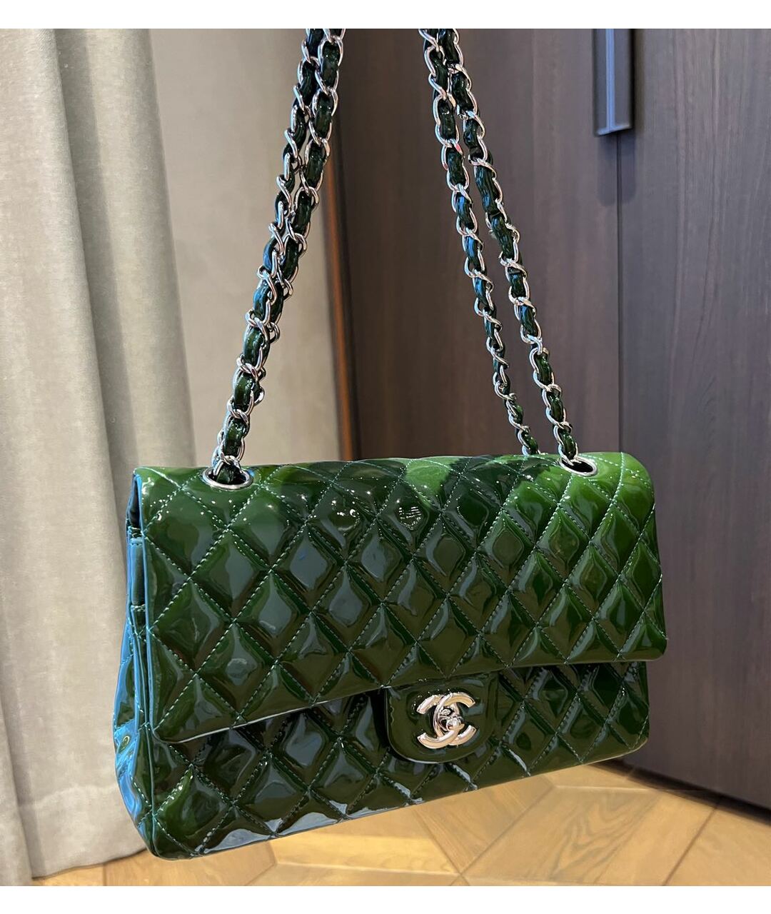 CHANEL Зеленая сумка тоут из лакированной кожи, фото 2